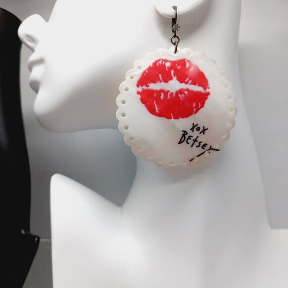 Betsey Johnson Earrings Kiss Lips Oversized Scalloped Edge Mother of Pearl Shell - Picture 5 of 11